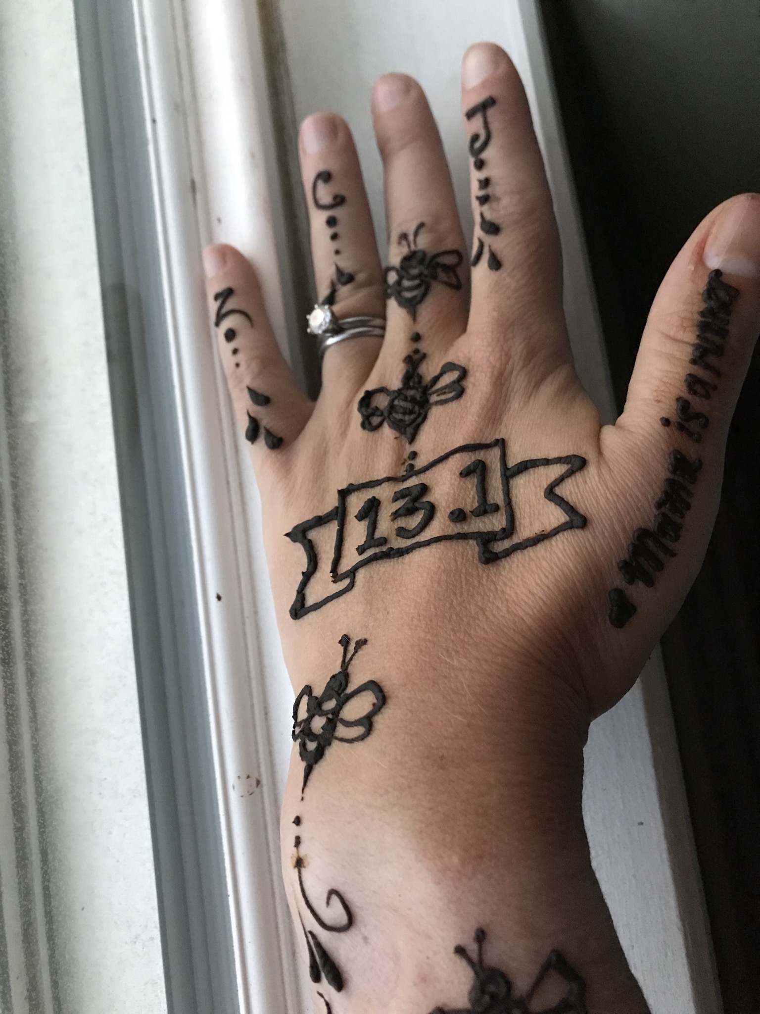 henna hand